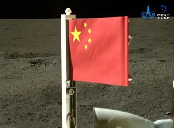 五星紅旗在落于月背的嫦娥六號(hào)探測(cè)器上展開(kāi)。