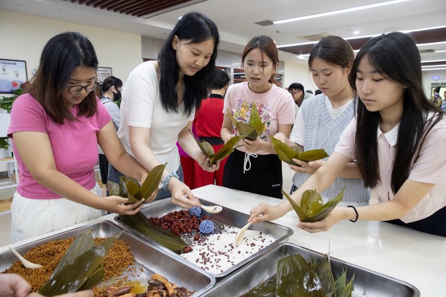 2024年6月1日，海峽兩岸青年學(xué)生在華東師范大學(xué)包粽子、做香囊，體驗(yàn)傳統(tǒng)文化。