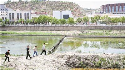  工作人員在內(nèi)蒙古呼和浩特市清水河縣城關(guān)鎮(zhèn)清水河河道巡查。新華社記者 貝赫攝