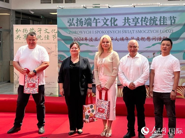 向波蘭友人發(fā)放端午節(jié)慰問品。人民網(wǎng)記者 李增偉攝