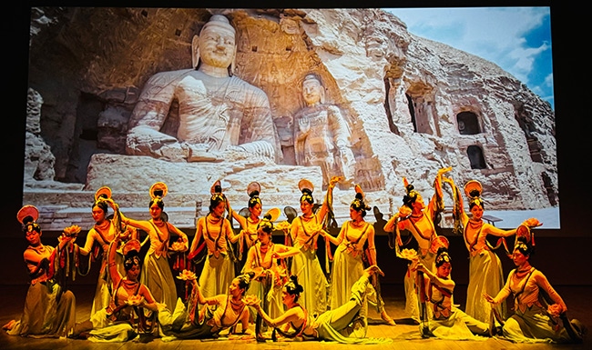 展演現(xiàn)場，同學(xué)們在表演節(jié)目《云岡飛天印象》。校方供圖