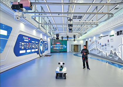 在雄安科創(chuàng)中心中試基地，北京普龍科技有限公司工作人員在展示巡檢機(jī)器人（2024年3月28日攝）牟宇攝/本刊