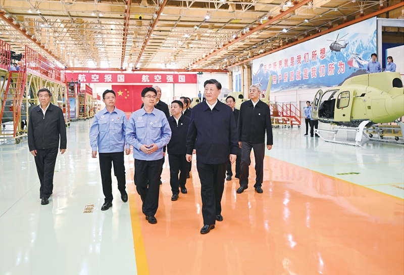 2023年10月10日至13日，中共中央總書記、國家主席、中央軍委主席習(xí)近平在江西考察。這是11日上午，習(xí)近平在景德鎮(zhèn)市昌河飛機工業(yè)（集團）有限公司考察。 新華社記者 燕雁/攝