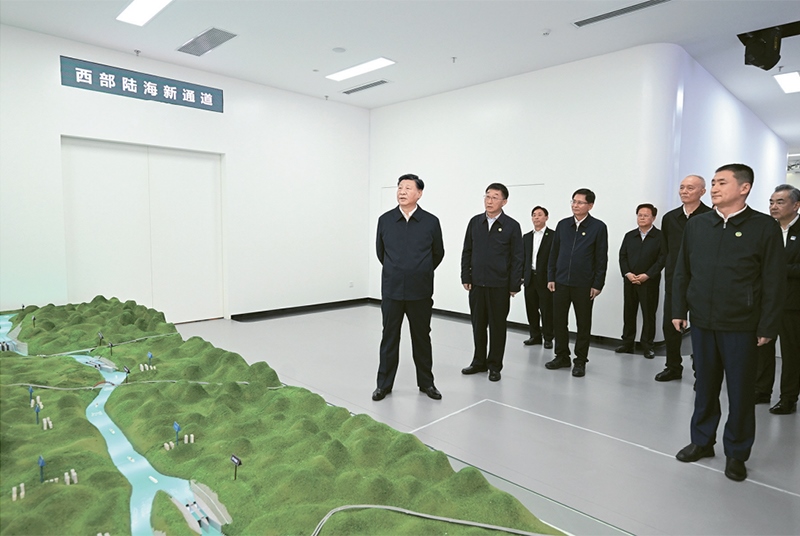 2023年12月14日至15日，中共中央總書記、國家主席、中央軍委主席習(xí)近平在廣西考察。這是14日上午，習(xí)近平在南寧市考察中國—東盟信息港股份有限公司，結(jié)合平陸運河沙盤聽取西部陸海新通道骨干工程建設(shè)匯報。 新華社記者 謝環(huán)馳/攝