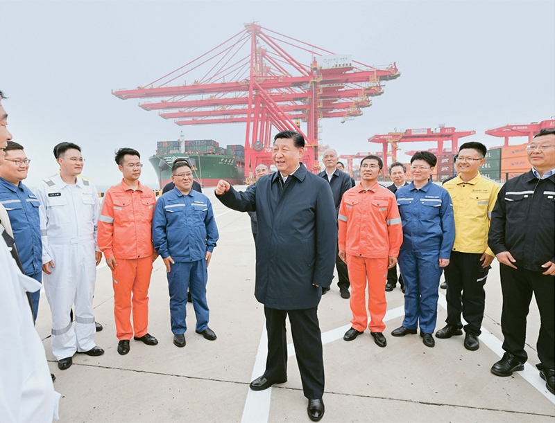 2024年5月22日至24日，中共中央總書記、國家主席、中央軍委主席習(xí)近平在山東考察。這是22日下午，習(xí)近平在日照港親切慰問港口科技工作者、運營人員、航運人員。 新華社記者 謝環(huán)馳/攝