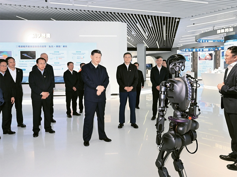 2023年11月28日至12月2日，中共中央總書記、國家主席、中央軍委主席習(xí)近平在上?？疾?。這是11月28日下午，習(xí)近平在浦東新區(qū)張江科學(xué)城參觀上?？萍紕?chuàng)新成果展。 新華社記者 謝環(huán)馳/攝