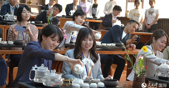 日本創(chuàng)價學會青年代表團在新疆師范大學體驗中國茶藝。人民網(wǎng)記者 張麗婭攝