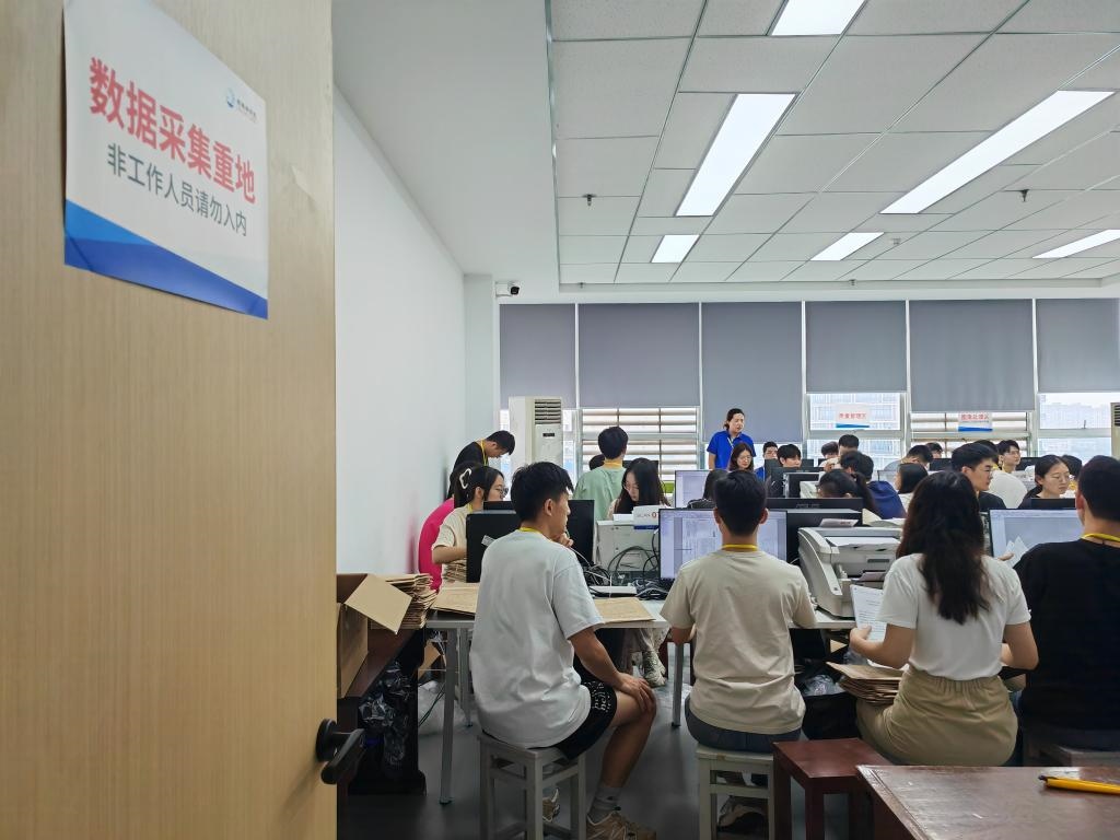 6月13日，在重慶市西南大學(xué)評(píng)卷點(diǎn)，工作人員正在進(jìn)行試卷掃描工作。新華社記者 周思宇 攝