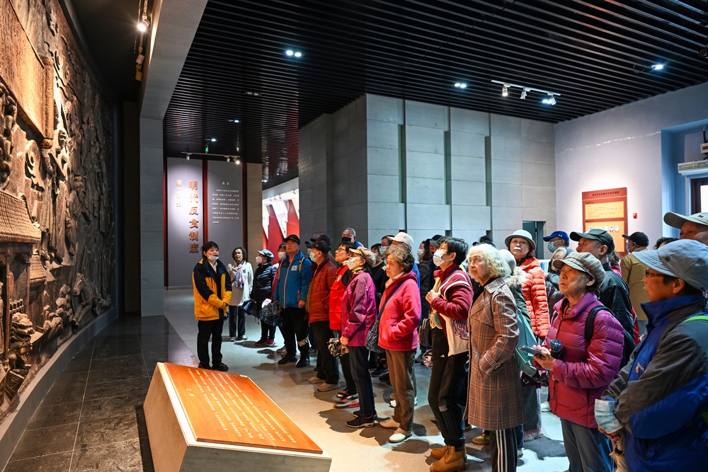 △ 2024年4月10日，北京朝陽區(qū)安慧里社區(qū)黨委組織離退休黨員參觀“明鏡昭廉”明代反貪尚廉歷史文化園。