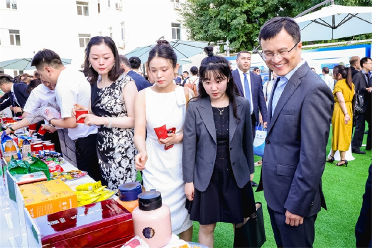 與會嘉賓參觀品鑒上合組織農(nóng)業(yè)基地特產(chǎn)。主辦方供圖