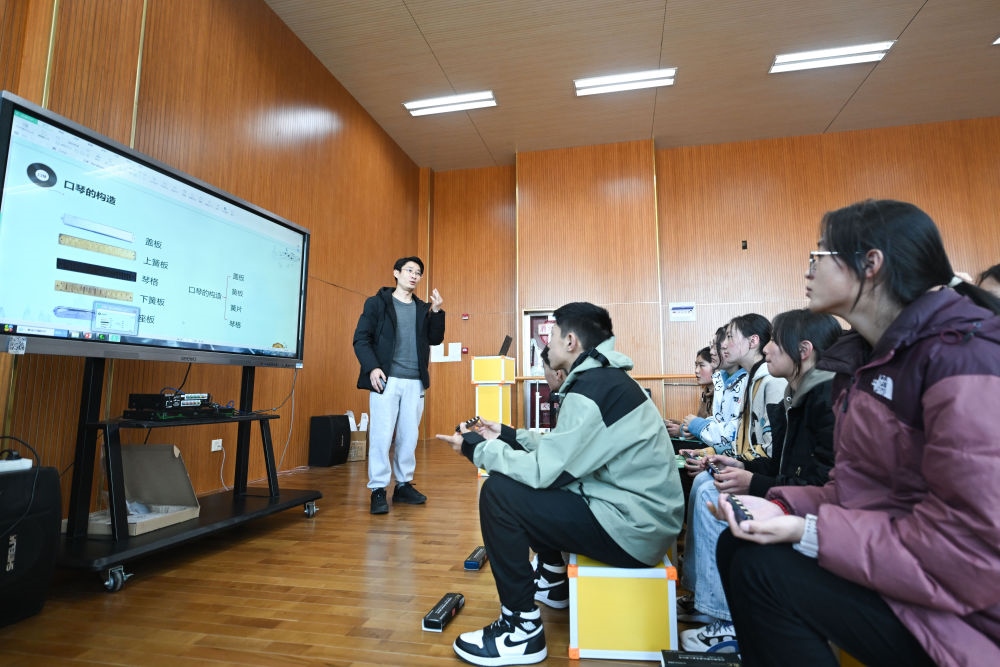 上海援青教師闞延俊在給學生上音樂課（2023年2月23日攝）。