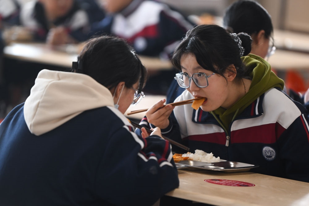 2023年2月23日，果洛西寧民族中學(xué)學(xué)生在食堂吃午飯。