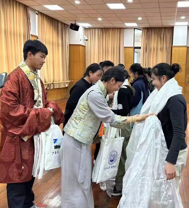 2024年1月18日，在上海市大同中學(xué)，果洛西寧民族中學(xué)學(xué)生給上海大同中學(xué)師生獻(xiàn)哈達(dá)。新華社發(fā)（果洛州教育局供圖）