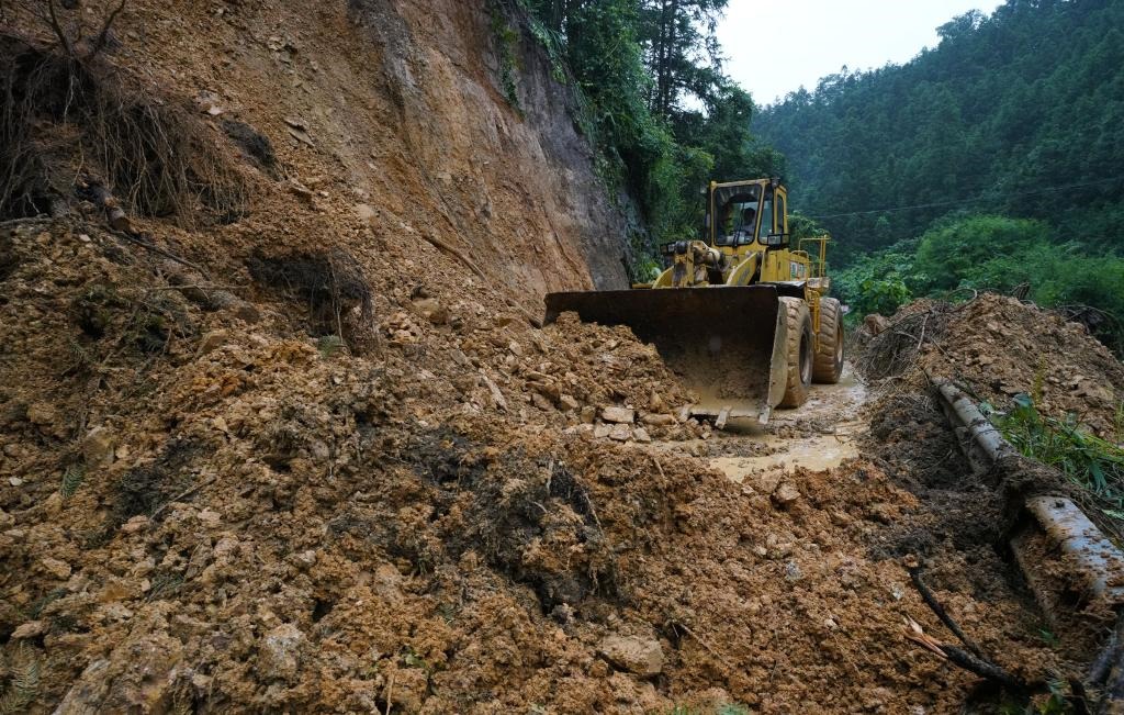 6月18日，在廣西融水苗族自治縣融水鎮(zhèn)新安村，一臺(tái)推土機(jī)在清理塌方路段。新華社發(fā)（龍林智攝）