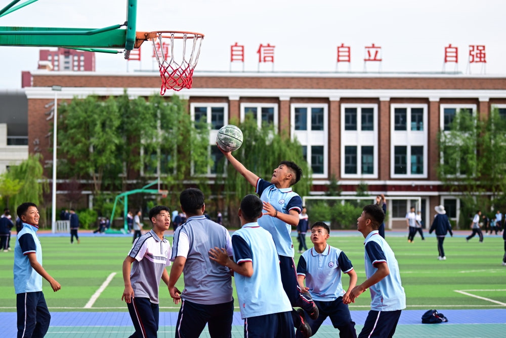 2024年6月18日，果洛西寧民族中學(xué)學(xué)生在打籃球。