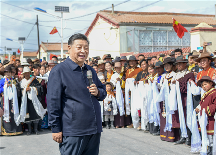 2021年6月7日至9日，習(xí)近平總書記在青?？疾?。這是8日下午，習(xí)近平在海北藏族自治州剛察縣沙柳河鎮(zhèn)果洛藏貢麻村考察時(shí)，同村民們親切交流。新華社記者 謝環(huán)馳 攝