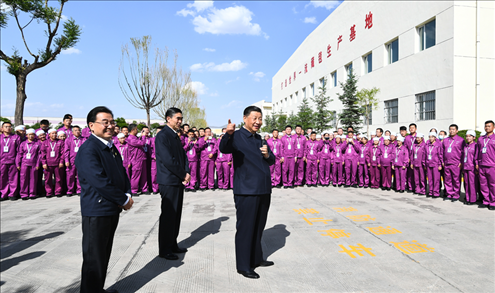 2021年6月7日至9日，習(xí)近平總書記在青?？疾?。這是7日下午，習(xí)近平總書記在青海圣源地毯集團(tuán)有限公司考察時(shí)，同企業(yè)員工親切交流。新華社記者 謝環(huán)馳 攝
