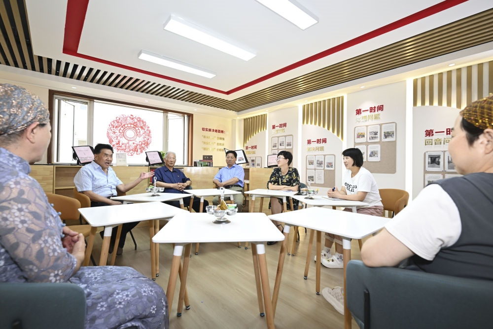 6月20日，長城花園社區(qū)居民在居民議事廳議事。