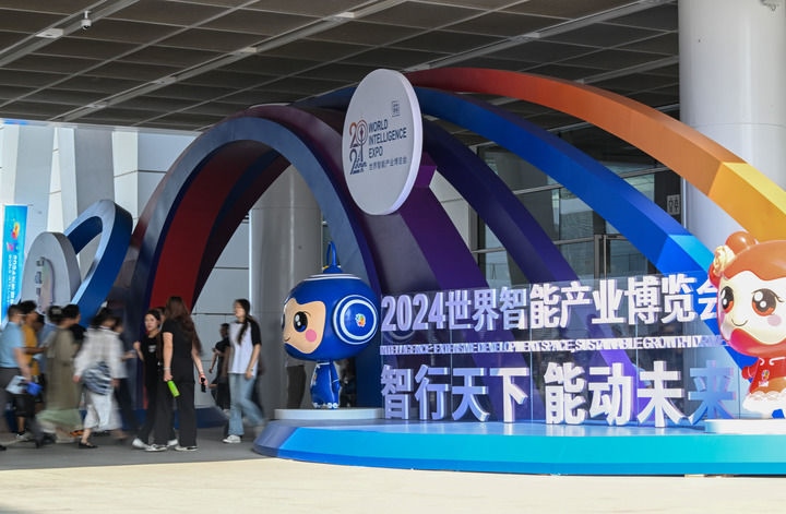 6月20日，與會者走入國家會展中心（天津）參會。新華社記者 孫凡越 攝