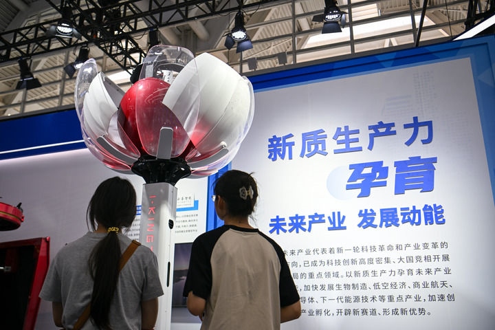 6月20日，與會者參觀天津云圣智能科技有限責(zé)任公司展區(qū)展出的“圣·寶蓮燈”全自主無人機(jī)巡檢系統(tǒng)。新華社記者 孫凡越 攝