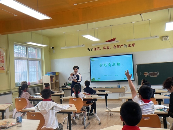 學(xué)生們?cè)诮淌疑险Z(yǔ)文課。 人民網(wǎng)記者 陳琦攝