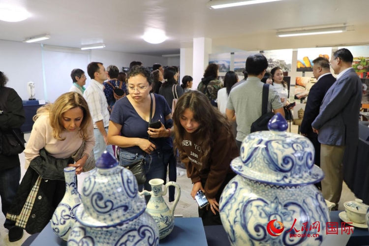 在展覽現(xiàn)場，觀眾們駐足欣賞德化瓷和墨西哥彩瓷。人民網(wǎng) 埃內(nèi)斯托·多明戈斯攝