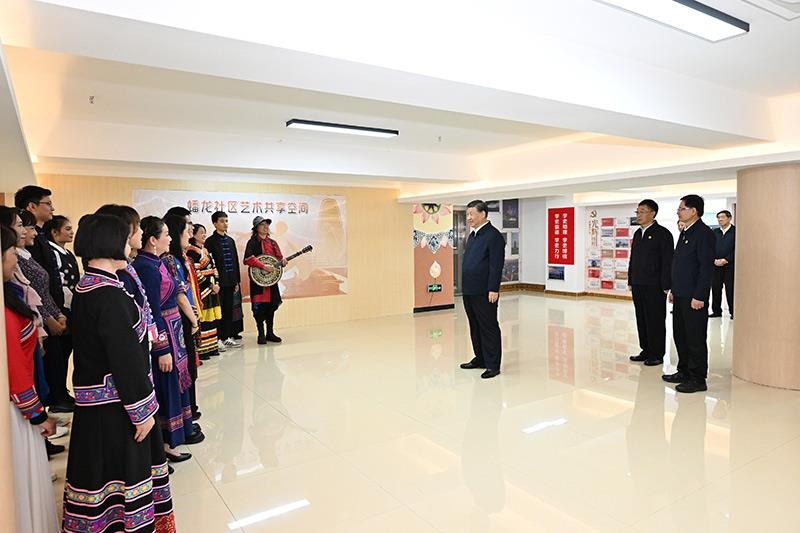 2023年12月14日，習(xí)近平總書記在廣西南寧市良慶區(qū)蟠龍社區(qū)黨群服務(wù)中心文體活動室同社區(qū)居民親切交流。