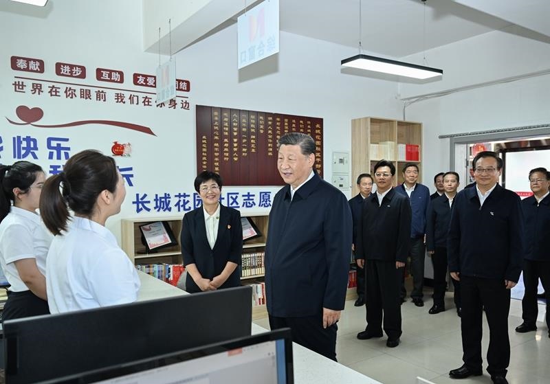 2024年6月19日，習(xí)近平總書記在寧夏銀川市金鳳區(qū)長城花園社區(qū)黨群服務(wù)中心便民服務(wù)廳了解社區(qū)開展便民惠民服務(wù)等情況。