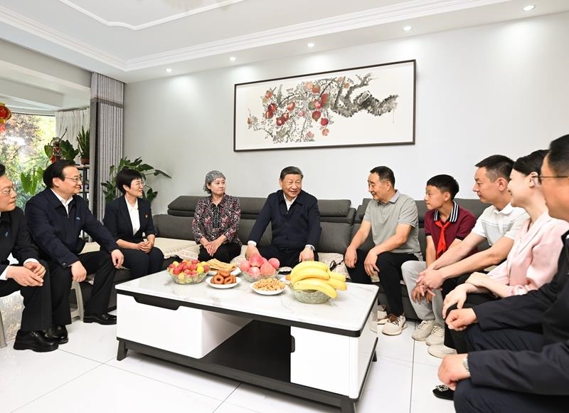 2024年6月19日，習(xí)近平總書記在寧夏銀川市金鳳區(qū)長城花園社區(qū)居民趙守成家中，同一家人圍坐在一起拉家常。