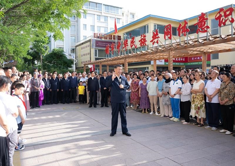 2024年6月19日，習(xí)近平總書記在寧夏銀川市金鳳區(qū)長城花園社區(qū)考察時，同社區(qū)居民親切交流。