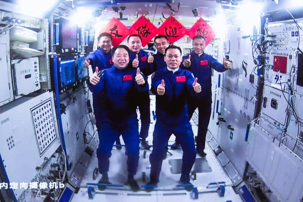 這是在北京航天飛行控制中心拍攝的神舟十六號航天員乘組與神舟十七號航天員乘組“全家福”（2023年10月26日攝）。新華社發(fā)（韓啟揚 攝）