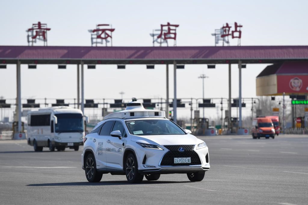 一輛自動駕駛車行駛在北京大興國際機場到亦莊的自動駕駛線路上（2024年3月1日攝）。新華社記者 鞠煥宗 攝