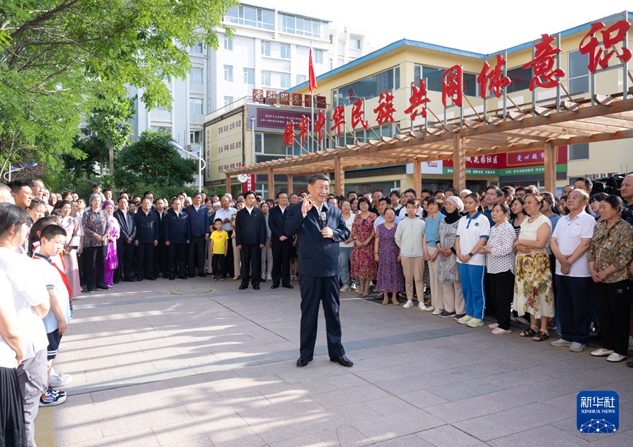 6月19日下午，習(xí)近平總書記在銀川市金鳳區(qū)長城花園社區(qū)考察時(shí)，同社區(qū)居民親切交流。
