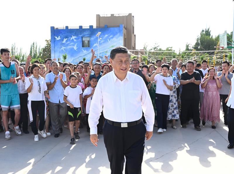 2022年7月14日，習(xí)近平總書記在新疆吐魯番市高昌區(qū)亞爾鎮(zhèn)新城片區(qū)新城西門村考察時，同各族群眾在一起。
