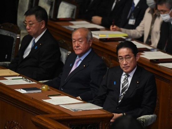 ??2023年12月13日，日本首相岸田文雄（右）參加國會閉會式。新華社記者馮武勇攝