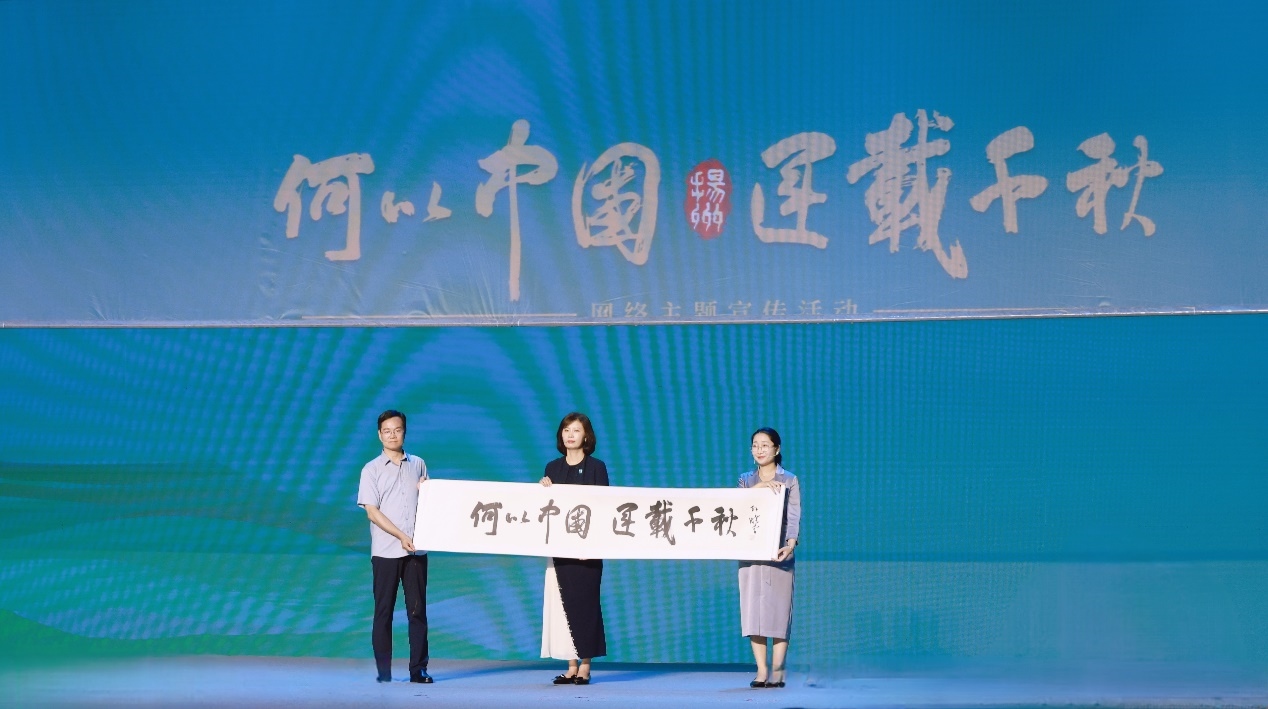 隋唐大運(yùn)河文化博物館館長(zhǎng)曹岳森（左）、揚(yáng)州中國(guó)大運(yùn)河博物館館長(zhǎng)鄭晶（中）、浙東運(yùn)河博物館負(fù)責(zé)人張慧（右）共同展卷。