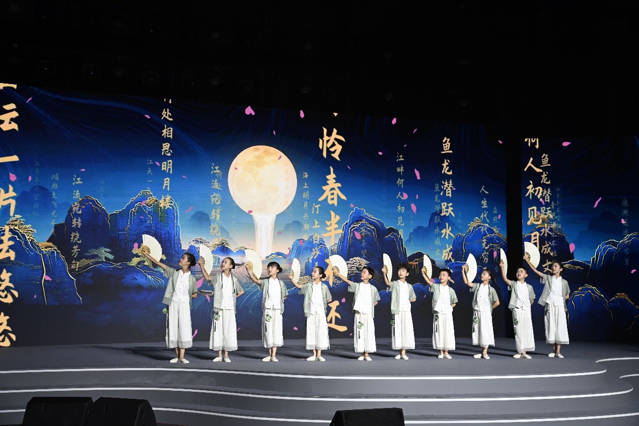 揚(yáng)州市邗江區(qū)實(shí)驗(yàn)學(xué)校蔣王小學(xué)學(xué)生吟誦《春江花月夜》。