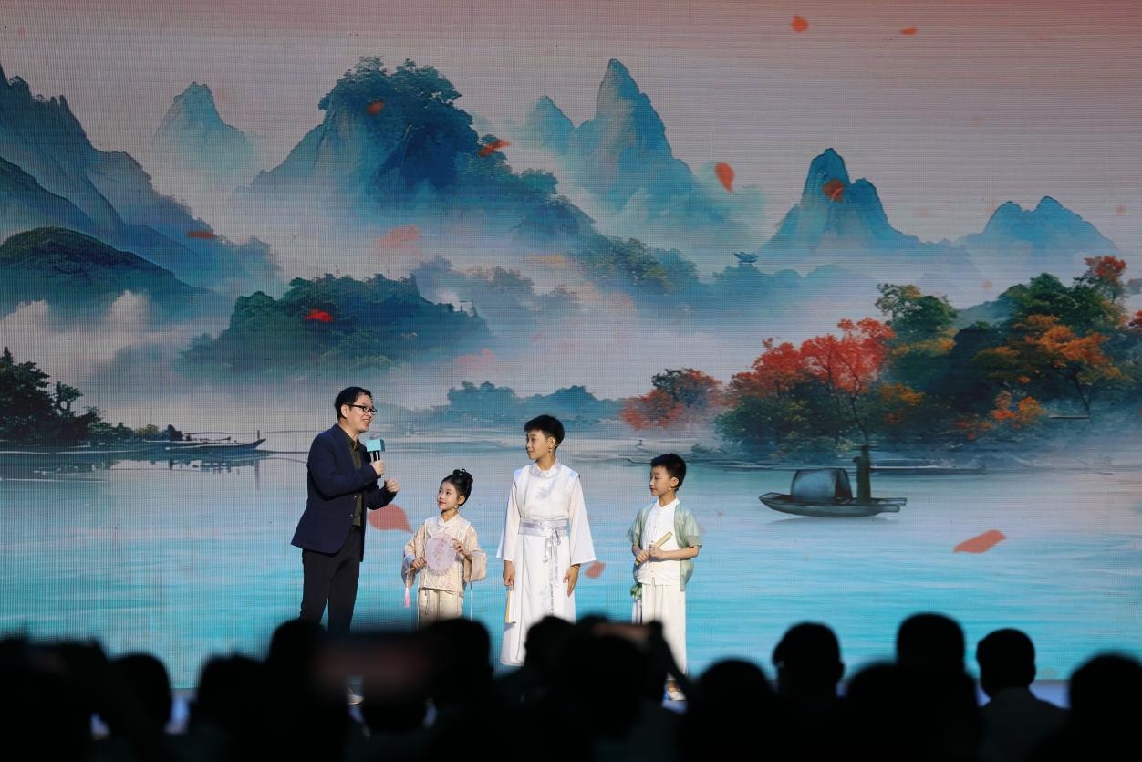 南京師范大學(xué)教授酈波（左一）與2024中國(guó)詩(shī)詞大會(huì)選手張可兒（左二）、姜敬曦（右二），揚(yáng)州市邗江區(qū)實(shí)驗(yàn)學(xué)校蔣王小學(xué)學(xué)生陸俊屹（右一）趣談大運(yùn)河詩(shī)詞文化。