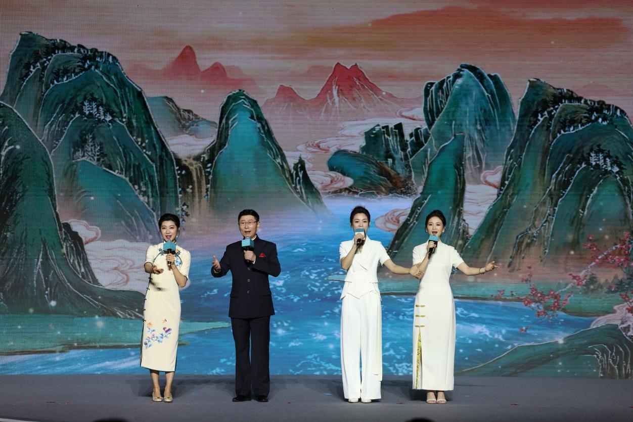 國(guó)家一級(jí)演員、京劇表演藝術(shù)家王平（左二），國(guó)家一級(jí)演員、南京藝術(shù)學(xué)院教授單雯（左一），浙江小百花越劇團(tuán)青年演員陳麗君（右二）、何青青（右一）同臺(tái)唱響千年運(yùn)河情。