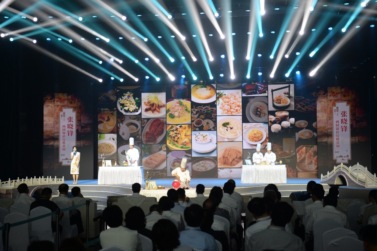 花園國(guó)際大酒店廚師長(zhǎng)朱燾、西園飯店行政總廚張曉鋒、冶春面點(diǎn)總廚倪秋香、冶春面點(diǎn)制作技藝第五代傳人陳詩(shī)雅展示淮揚(yáng)菜絕技。