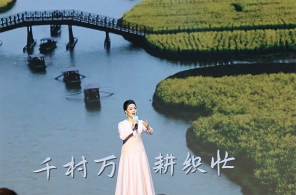 歌唱家、中國(guó)音樂(lè)學(xué)院教授雷佳現(xiàn)場(chǎng)演唱。