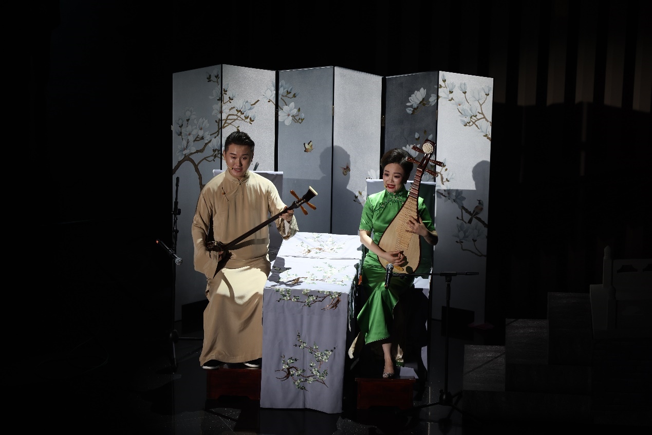 國(guó)家一級(jí)演員、揚(yáng)州曲藝研究所青年演員劉芓君（右）、揚(yáng)州曲藝研究所青年演員王智超（左）現(xiàn)場(chǎng)表演。