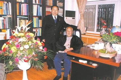 2001年2月，李德仁（左一）給導(dǎo)師王之卓拜年。