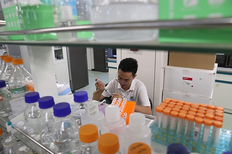 在三亞崖州灣科技城，一名青年科技工作者正在進(jìn)行科研工作。
