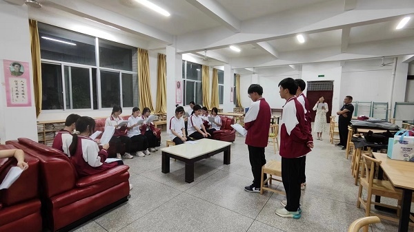 圖②：武平法院法官指導(dǎo)學(xué)生彩排。