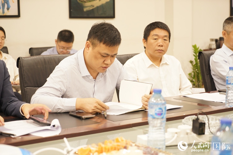 新當(dāng)選尼日利亞中國(guó)礦業(yè)聯(lián)合會(huì)會(huì)長(zhǎng)中國(guó)和聯(lián)公司董事長(zhǎng)李輝發(fā)言。人民網(wǎng)記者 姜宣攝
