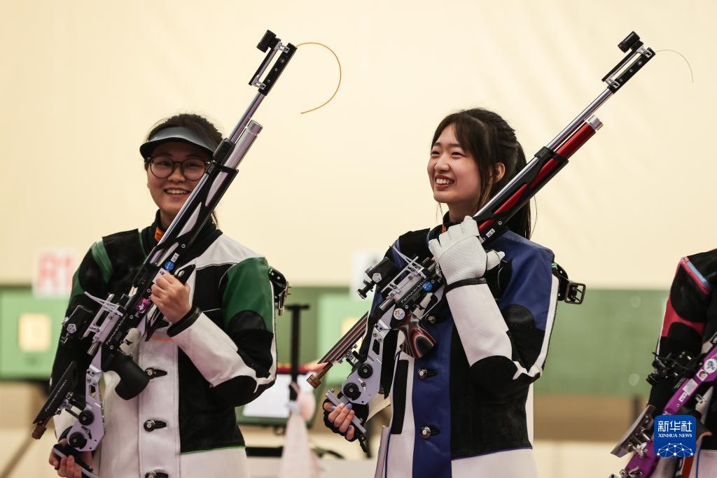 2023年9月24日，在杭州亞運(yùn)會(huì)射擊項(xiàng)目女子10米氣步槍個(gè)人決賽中，中國(guó)選手黃雨婷以252.7環(huán)的成績(jī)獲得冠軍，韓佳予獲得亞軍，印度選手拉米塔獲得季軍。圖為黃雨婷（右）、韓佳予在比賽后。新華社記者 單宇琦 攝