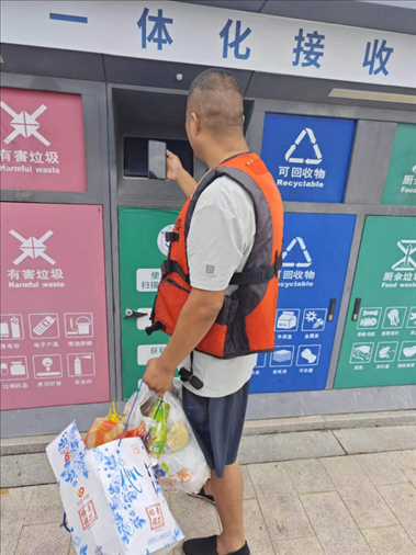 張琪在水上服務(wù)區(qū)處理生活垃圾。人民網(wǎng)記者 黃鈺攝