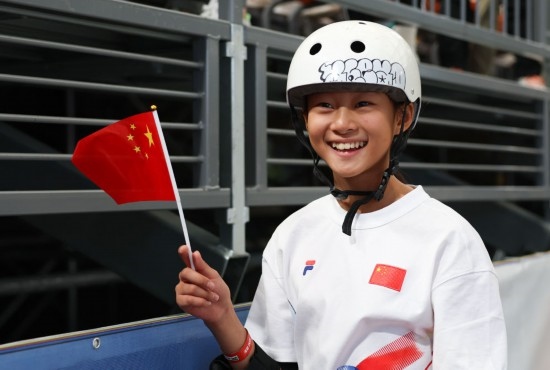 5月16日，巴黎奧運(yùn)會(huì)資格系列賽上海站滑板女子碗池預(yù)賽在上海舉行。圖為鄭好好在比賽后慶祝，她在預(yù)賽中最佳成績(jī)?yōu)?1.73分。新華社記者 王楷焱 攝