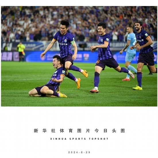 6月29日，天津津門虎隊(duì)球員劉俊賢（左一）在比賽中進(jìn)球后慶祝。新華社記者 孫凡越 攝